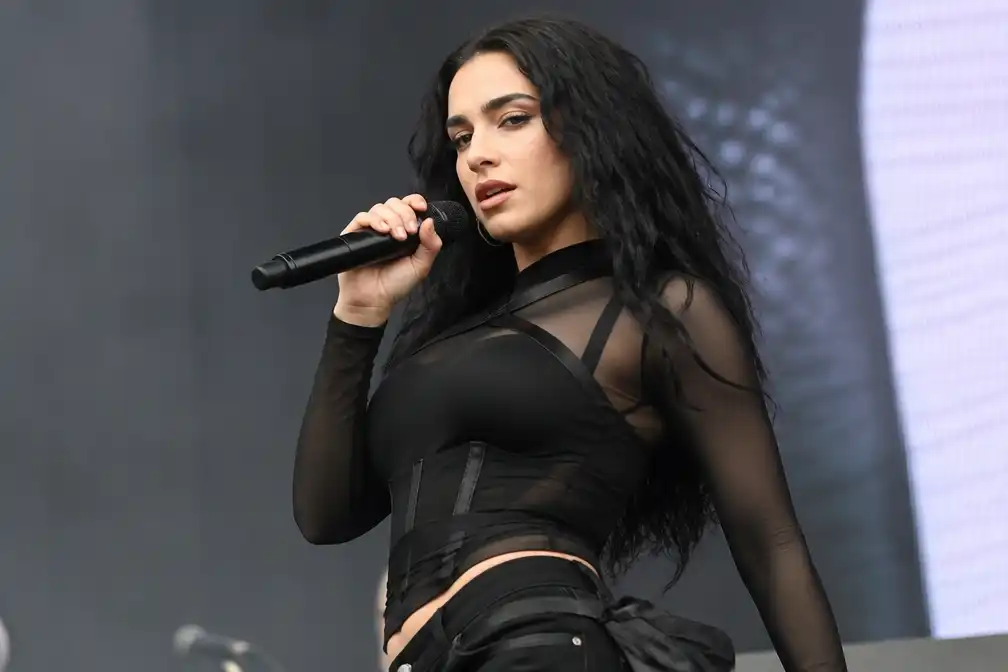 Charli xcx binnen op 3e plek in Album Top 100 met 'Music, Fashion, Film'